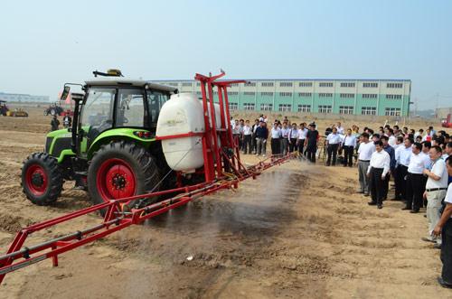 由奇瑞农业装备自主研发的中国首台无人驾驶拖拉机正在进行精准喷药